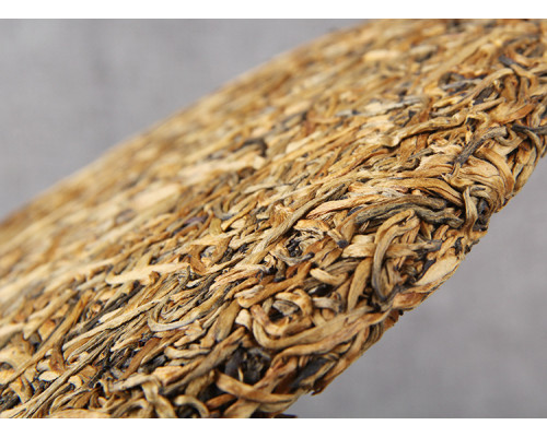 Красный чай Золотой бутон Fengqing Big Golden Bud блин 357гр 2020г 