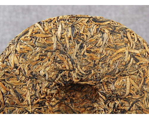 Красный чай Золотой бутон Fengqing Big Golden Bud блин 357гр 2020г 