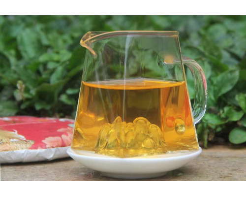 Красный чай Золотой бутон Fengqing Big Golden Bud блин 357гр 2020г 