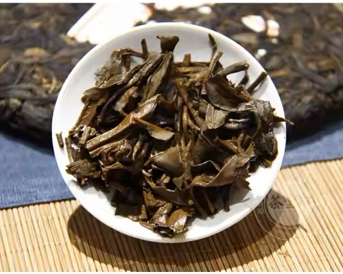 Шен пуэр Yiwu Green Tree 357гр 2011г