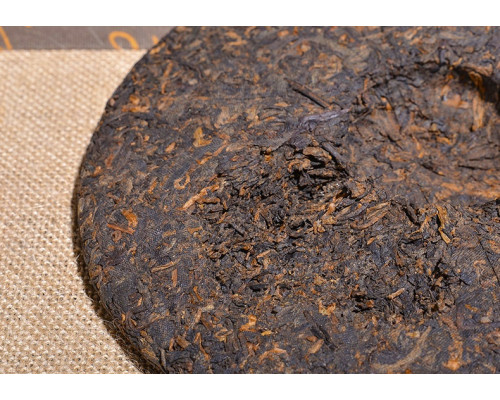 Шу пуэр "Menghai Palace Golden Bud" блин 357гр 2009г 