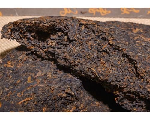 Шу пуэр "Menghai Palace Golden Bud" блин 357гр 2009г 